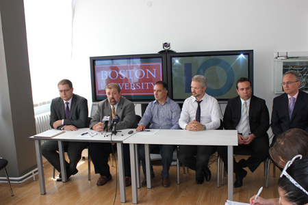  /> </div>
<div> </div>
<div> На потпишување на договорот, покрај министерот без ресор Бил Павлески и македонскиот амбасадор во САД Зоран Јолевски, присуствуваа Деканот на ФИНКИ, проф. д-р Димитар Трајанов, Ректорот на УКИМ, проф. д-р Велимир Стојковски и проф. д-р Љубомир Читкушев, претставник на Бостон Универзитет.</div>
<div> </div>
<div>Министерот за образование и наука Панче Кралев истакна дека посебно значајно е тоа што програмите на ФИНКИ поминале процес на верификација на Бостон Универзитетот, што значи студентите ќе може да учат на некој вид компетабилни програми кои ќе бидат меѓусебно признаени од аспект на кредитите што ги носат.</div>
<p> 
<div>Деканот на ФИНКИ Димитар Трајанов изрази задоволство од воспоставувањето на соработката, која, како што рече, значи дека студиите на ФИНКИ се прифатени како партнерски за Бостонскиот Универзитет.</div>
<div> </div>
<div style=